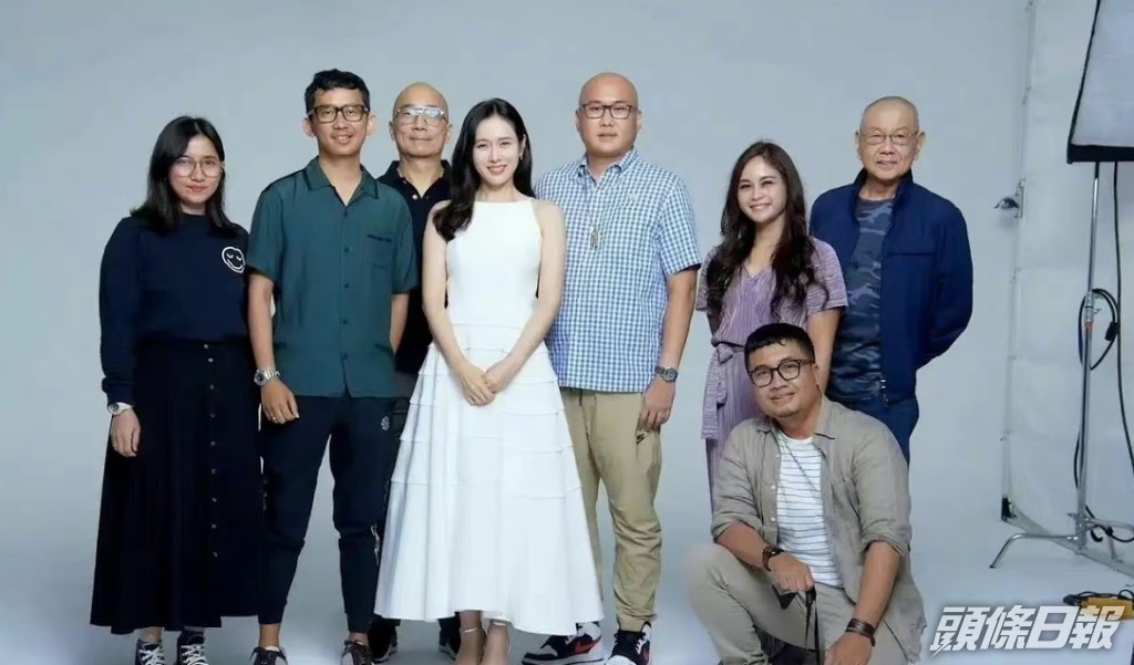 孫藝珍（左四）日前拍廣告，親切地與工作人員影大合照。